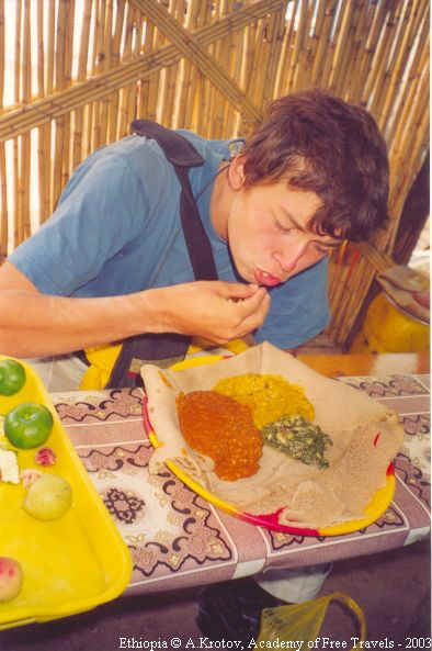 Илья поедает нац.эфиопскую еду - "инжерра" - блин с подливками.