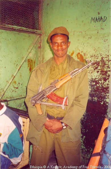 Солдат-охранник-конвоир "иностранных шпионов" в эфиопском поезде.