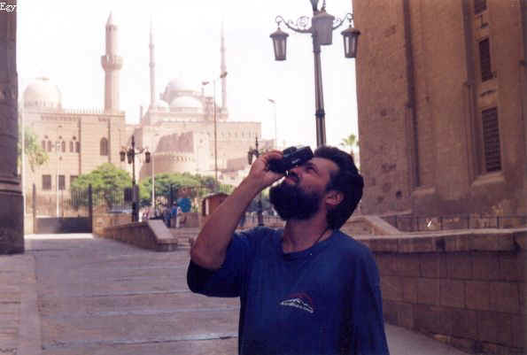 А. Кротов фотографирует мечети в Каире.