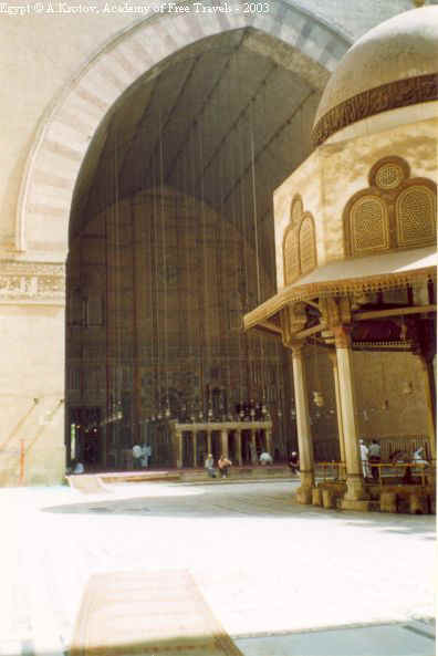 Древняя мечеть в Каире.
