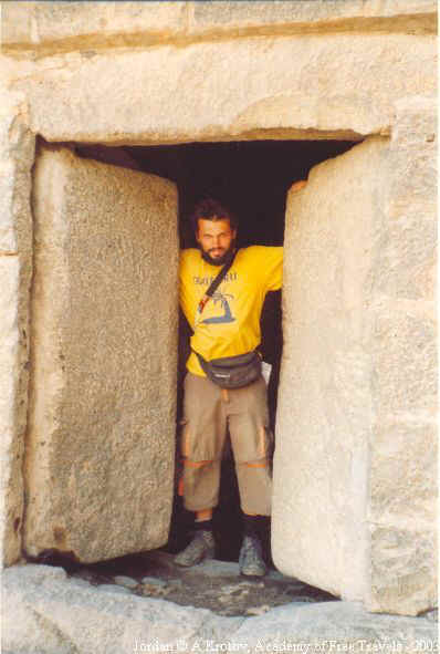 А. Кротов открывает каменные двери замка Азак. Иордания 2003 г.