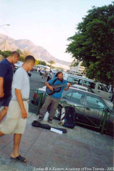 Книжник играет на гитаре в порту Акаба. Иордания 2003.