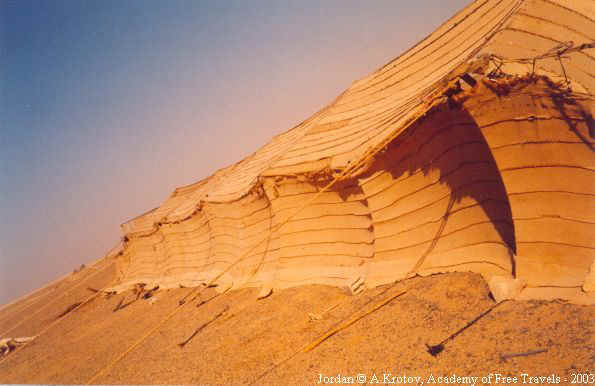 Палатка бедуинов-кочевников. Вид сбоку.