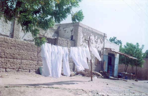 В городе Донгола. нац.суданские одежды сушаться на солнце.