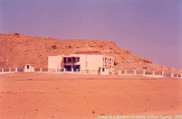 Новые постройки в Вади-Халфе-2003. Цивилизация наступает!