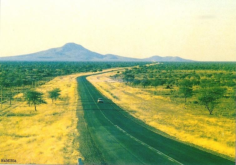Типичный пейзаж внутриконтинентальной Намибии. Из журнала.