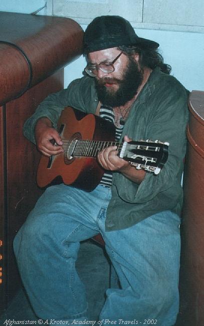 Книжкик играет на гитаре в КГБ Кабула, Афганистан 2002.