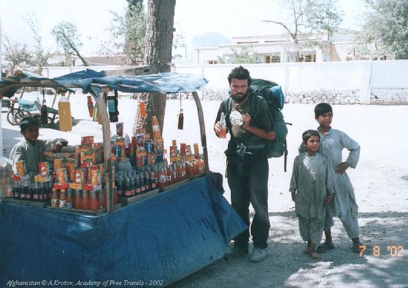 Продуктовый киоск на улице в Кандагаре. С рюкзаком - А. Кротов