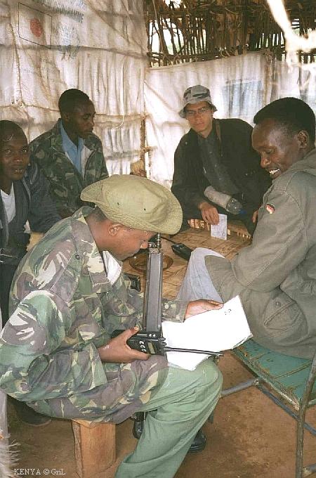 Дружелюбные кенийские солдаты прочитали наши бумаги и угостили чаем с блинами.