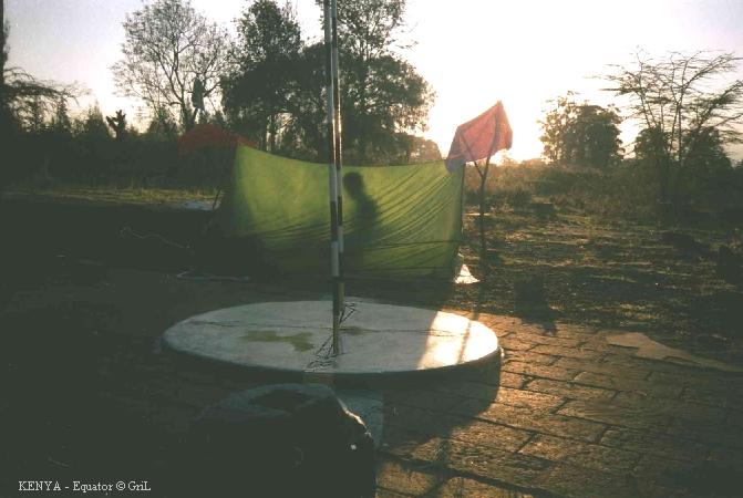 Снимок сделан ранним утром. Линия экватора проходит точно через Кирилла, сидящего в палатке. Кения.