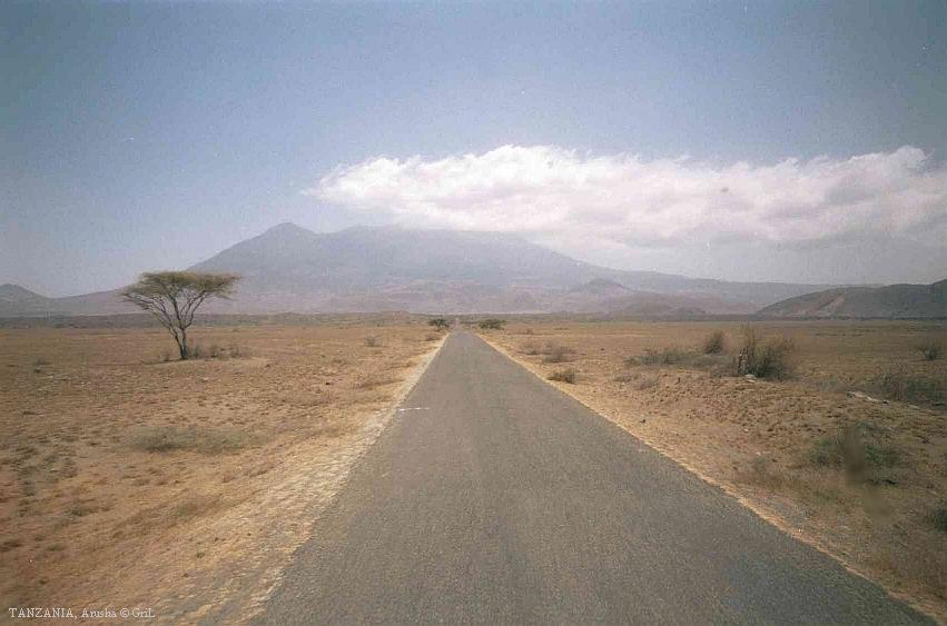 Прямо по курсу - потухший вулкан Аруша. На вершине не дым, а облака. Танзания.