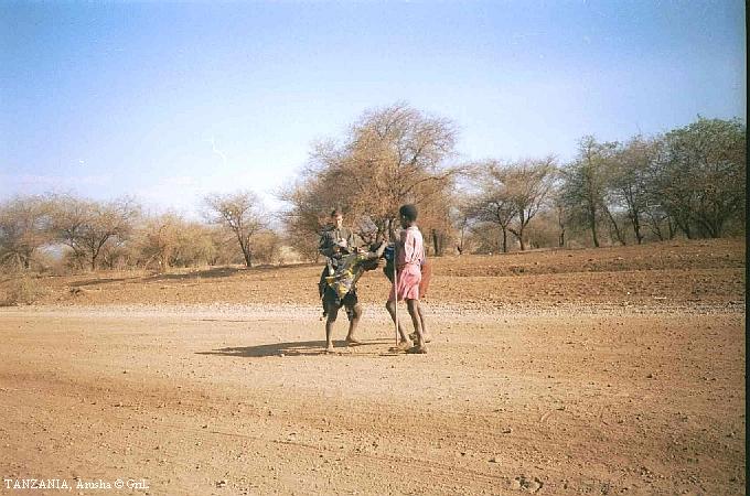 Два мальчика из племени Масаи устроили "показательную борьбу". Кирилл фотографирует их с другой стороны.