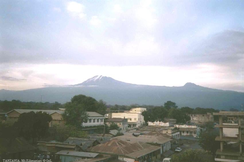 Вулкан Килиманджаро над городом Моши, Танзания.