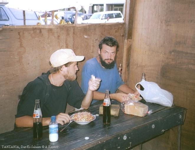 Сергей Лекай и Антон Кротов в уличном кафе Дара.