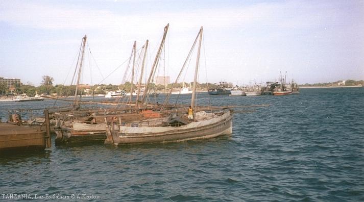 Дар-эс-Салаам, рыбацкие лодки в порту.