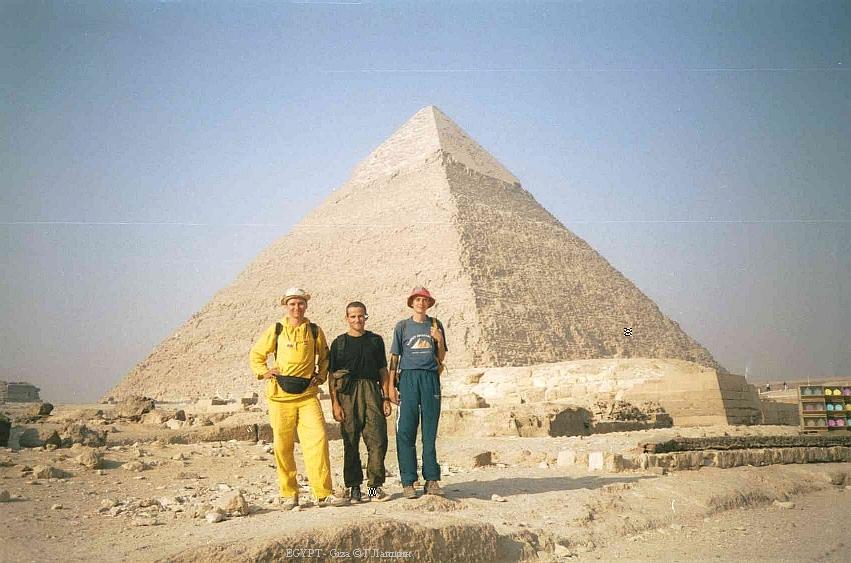 Г.Лапшин, С.Лекай, О.Сенов у египетских пирамид.