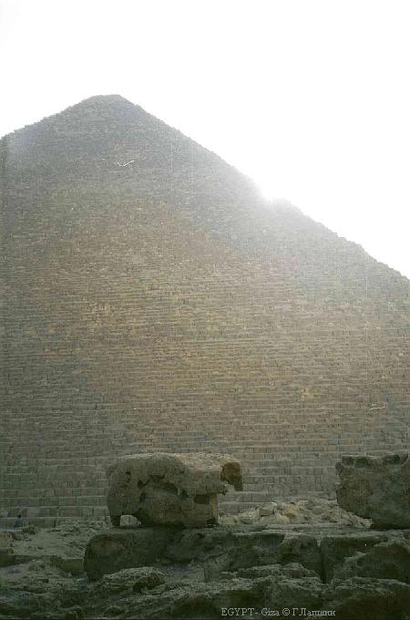 Солнце восходит из-за Пирамиды Хеопса. Гиза. Египет.