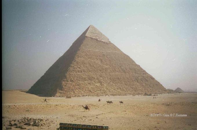 Пирамида Хеопса издали. Видны полицейские верблюды.