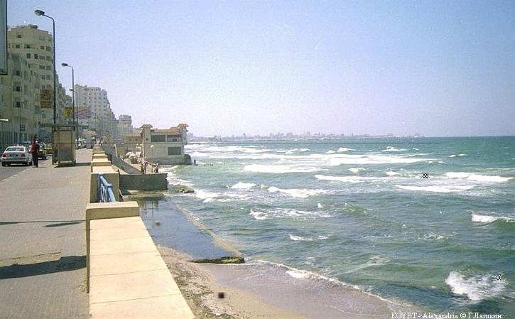 Пляж в Александрии. Египет. Средиземное море.