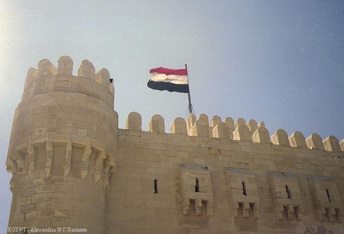 Египетский флаг над бывшем английским замком.