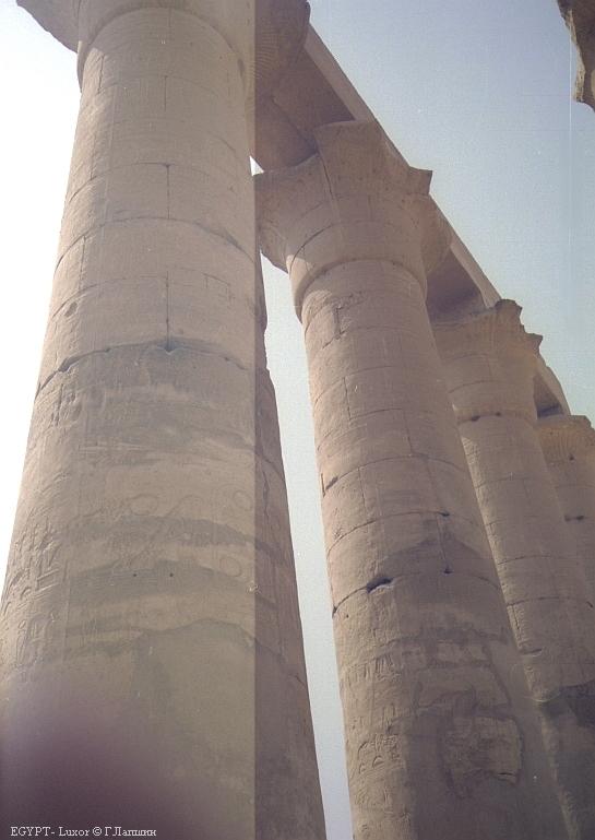 Если приглядется, то заметно, нижние колонны действительно древние, а чуть выше - "новодел" для туристов.