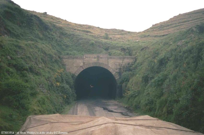 Автомобильный тоннель на высоте 3230 метров. Наверняка тоже "подарок советского народа" Эфиопии.