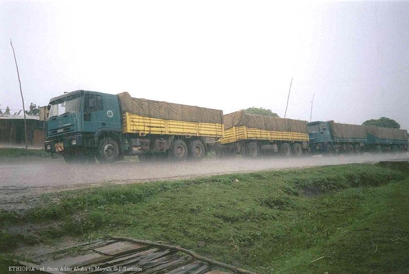 Кенийские грузовики мокнут под эфиопским дождем. Такой зезон.