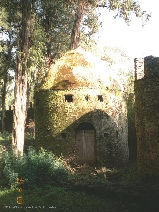 Развалины монастыря в Гонедере.