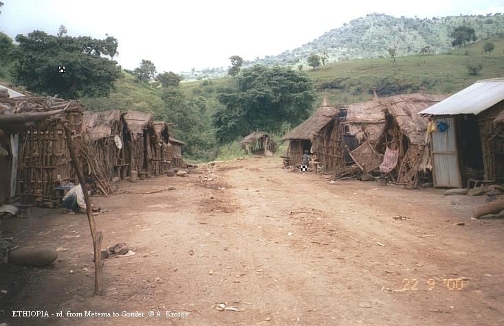Достижения цивилизации почти не проникли в эфиопскую глубинку. Вид типичной деревни.