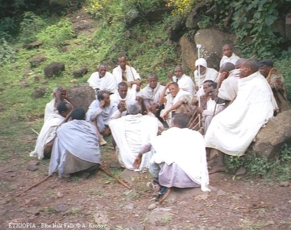 Тусовка эфиопских паломников у водопадов Голубого Нила. 