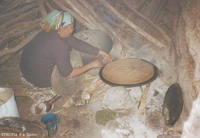Выпечка инжеры - национального эфиопского блюда.