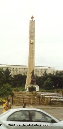 Памятник Советскому народу на центральной улице Адессы.