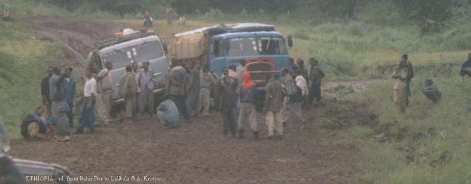 На раскисшей от дождя эфиопской дороге две машины не могут разъезаться... 