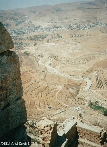 Вид из окна гостиницы возле замка Керак. Иордания.