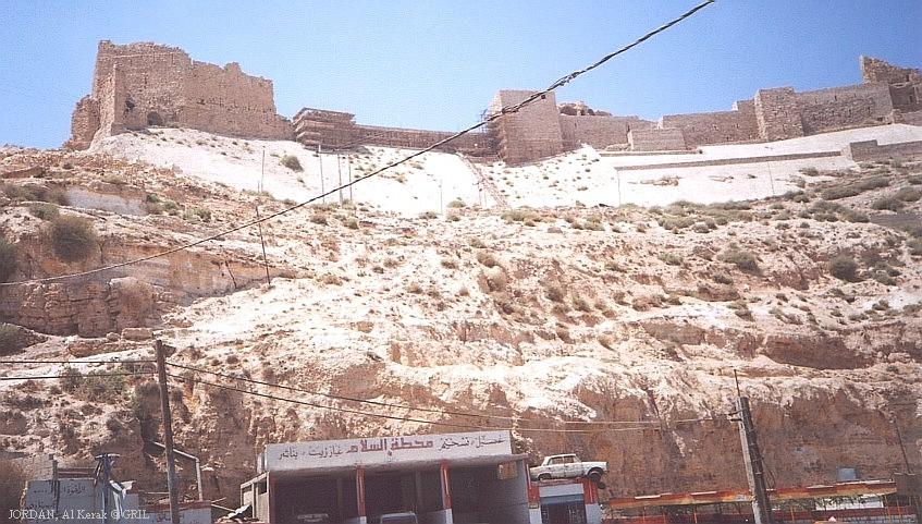 Вид на замок Керак снизу, с Королевского хайвея. Иордания.