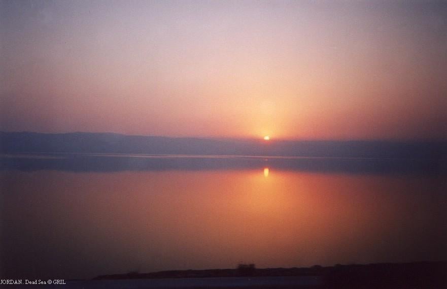 Закат на Мертвом Море. Солнце садится за израильский берег. Иордания.