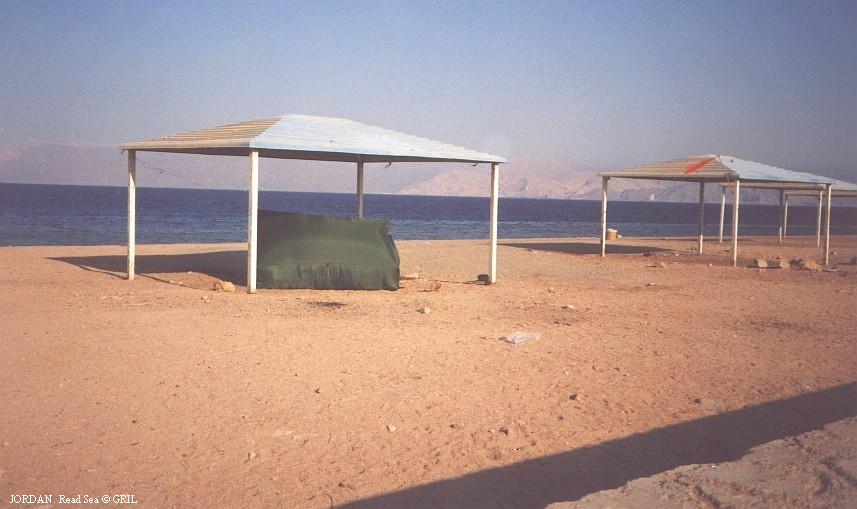 Утро на Красном Море. Горы слева - Египет. Справа - Израиль. Палатка стоит в Иордании, а слева по пляжу - Саудия.