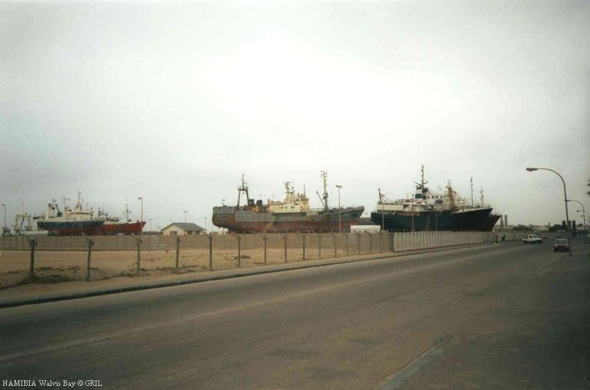 Корабли на ремонте. Уолфиш Бей, Намибия. Ремонтников тоже привозят из СНГовии.