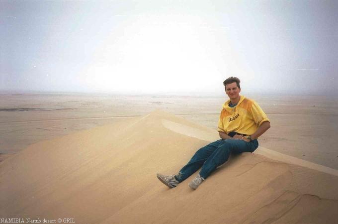 На вершине (седьмого по величине в мире) песчаного холма.