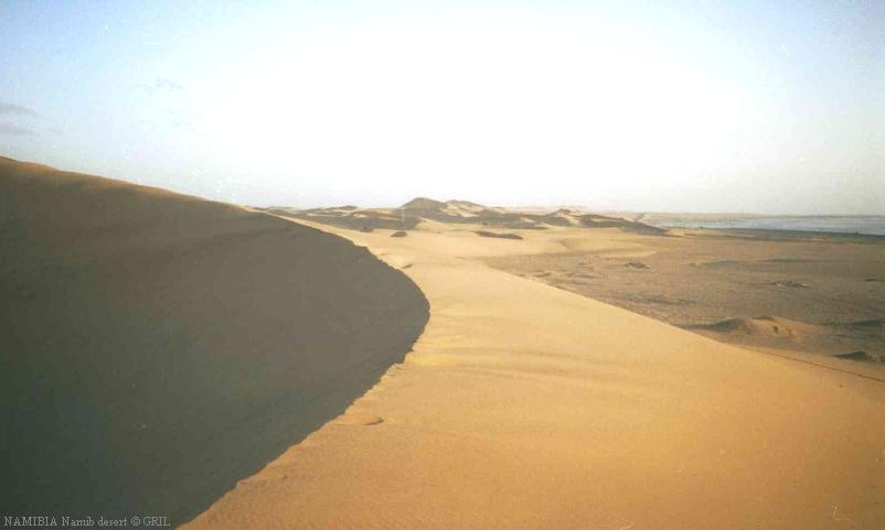 Дюны и океан. Если Вы увидете где-либо такие фотографии, то это Намибия.