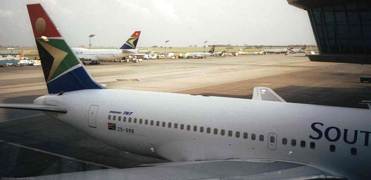 Аэробусы "Южноафриканских авиалиний". Вид из окна аэропорта.