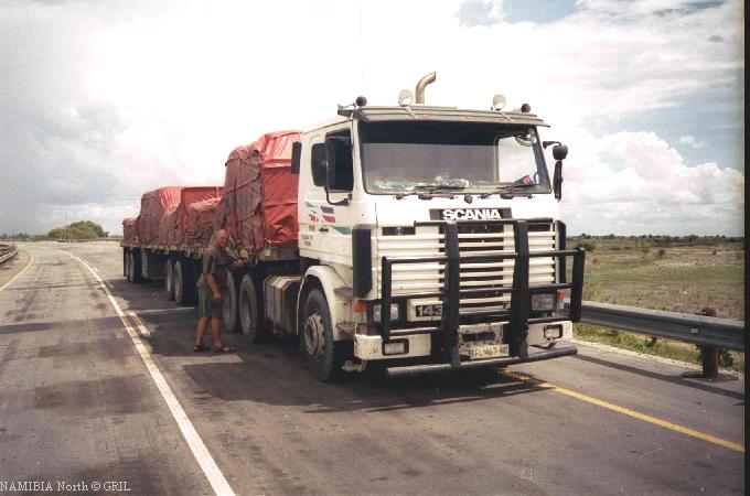 По всем странам южной Африки ездят длинные грузовики из ЮАР. Этот ехал через Замбабве, Ботсвану и Намибию в Анголу.