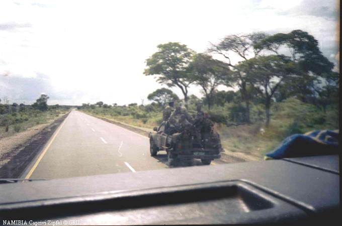 Джип с пулеметчиками едет впереди колонны и охраняет нас от ангольских партизан. Северная Намибия.