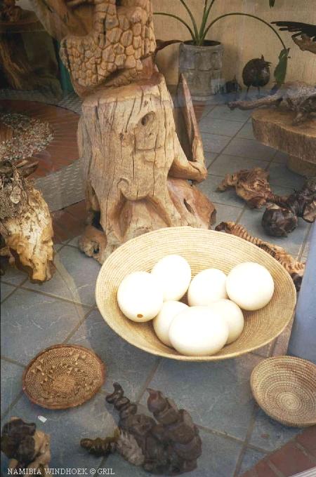 Пустое страусиное яйцо - самый популярный намибийский сувенир.