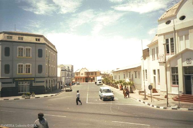 Если бы не пальмы - то можно забыть что ты в Африке. На улице типичного намибийского города.