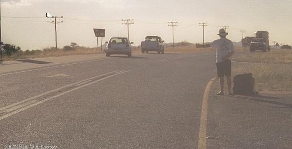 Местный автостопщик "растопыривает пальцы" на дороге Намибии.