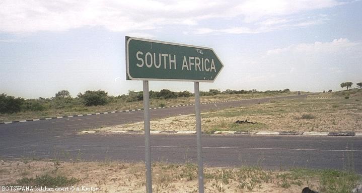 Поворот на ЮАР в центре Калахари, Ботсвана.