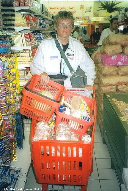 Владимир Шарлаев в супермаркете закупает продукты на новогодний пикник.