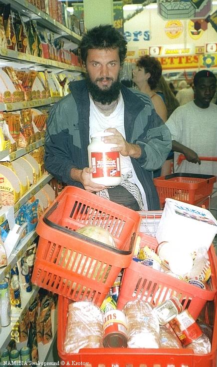 Антон Кротов держит в руках три литра майонеза из Франции. Намибия, супермаркет, 31.12.01.