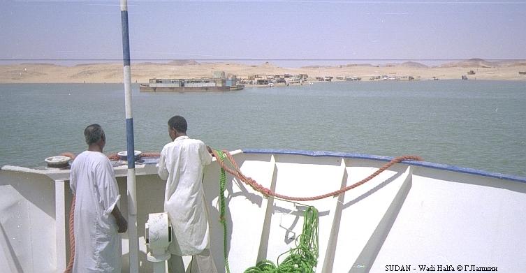 Египетский пароход подходит к причалу Вади-Халфа. Судан.